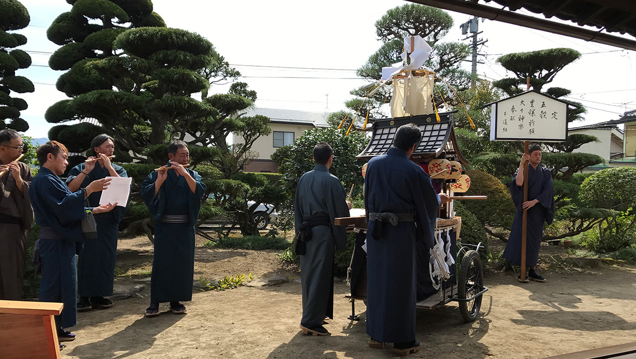 庭先でお囃子をする様子。