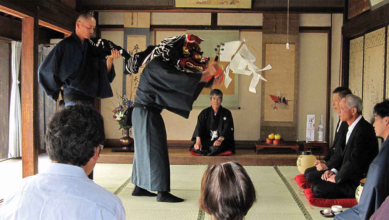 奥に座る宮澤家当主の前で、神楽を舞います。